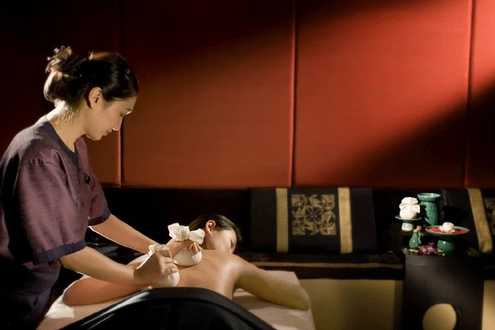 Top 3 professional aromatherapy oil massage techniques at a safe spa in Dhaka